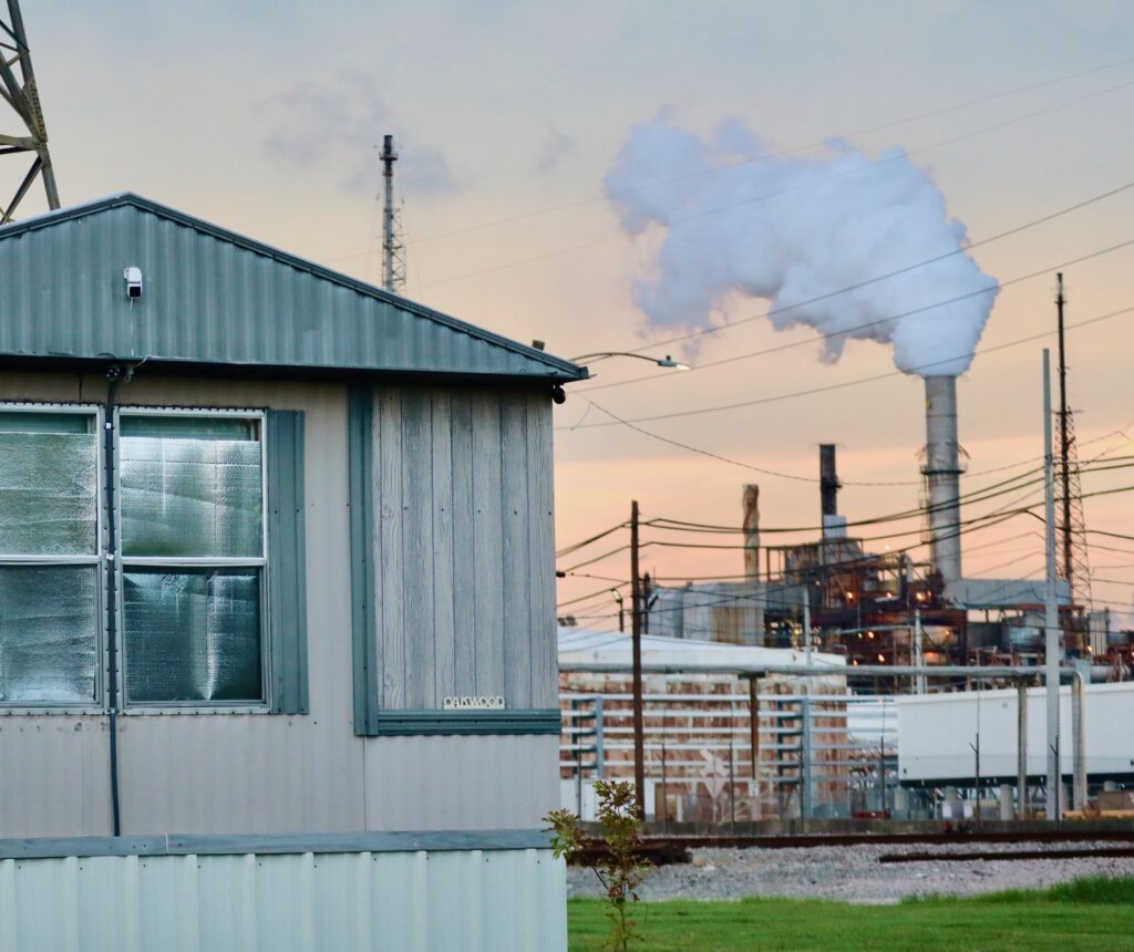 The ExxonMobil Baytown Complex near homes in Baytown, Texas. Credit: James Bruggers/Inside Climate News