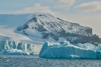 New research shows that coastal ice sheets can retreat up to 2,000 feet per day in a warming climate. Credit: Bob Berwyn