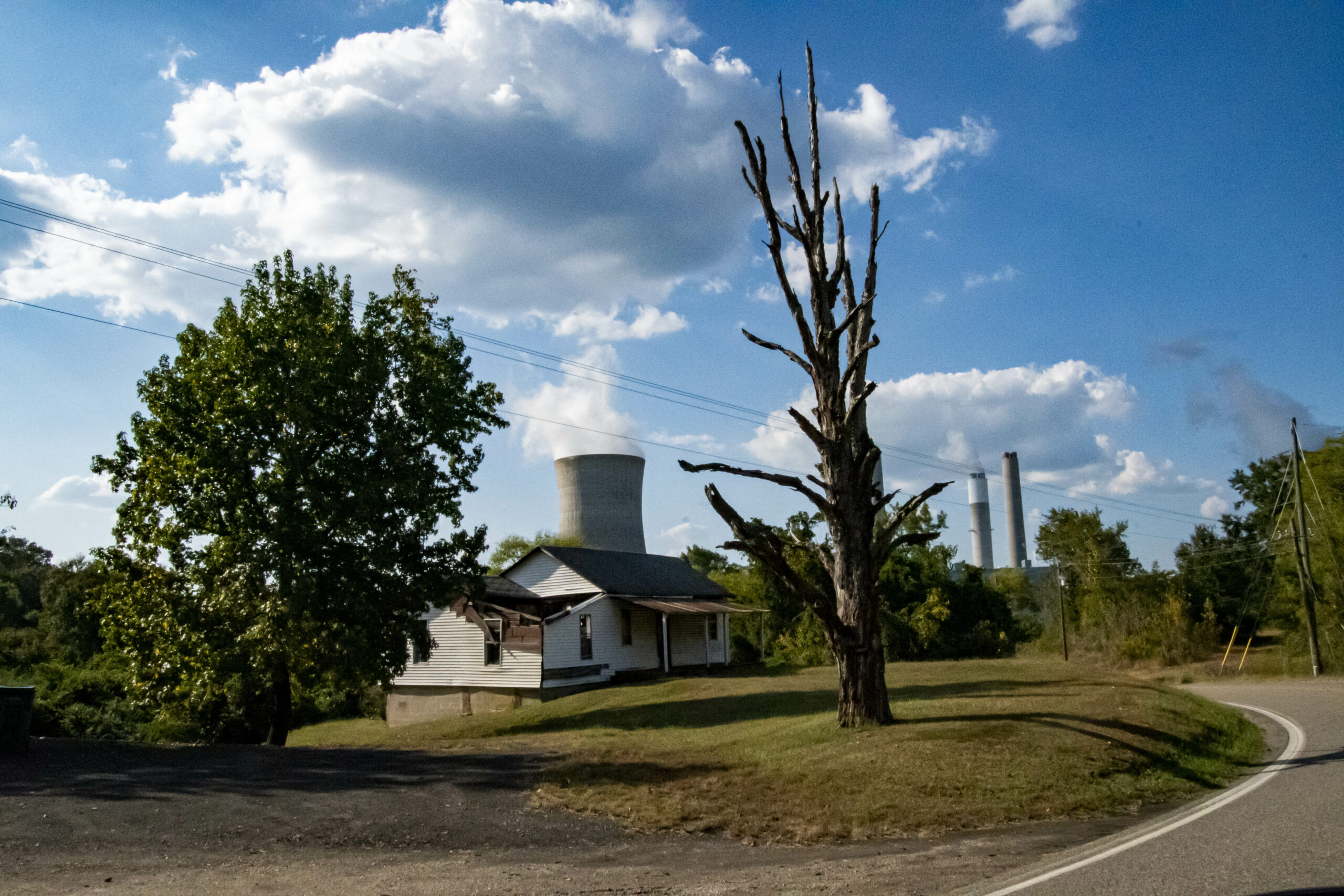 Dozens of residents live within a few hundred yards of the Miller Plant in West Jefferson, Alabama, the nation's largest polluter of greenhouse gases. Credit: Lee Hedgepeth/ Inside Climate News