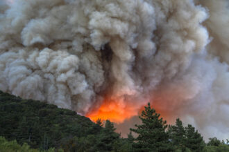 Flames and heavy smoke approach on a western front of the Apple Fire, consuming brush and forest at a high rate of speed during an excessive heat warning on Aug. 1, 2020 in Cherry Valley, California. Credit: David McNew/Getty Images